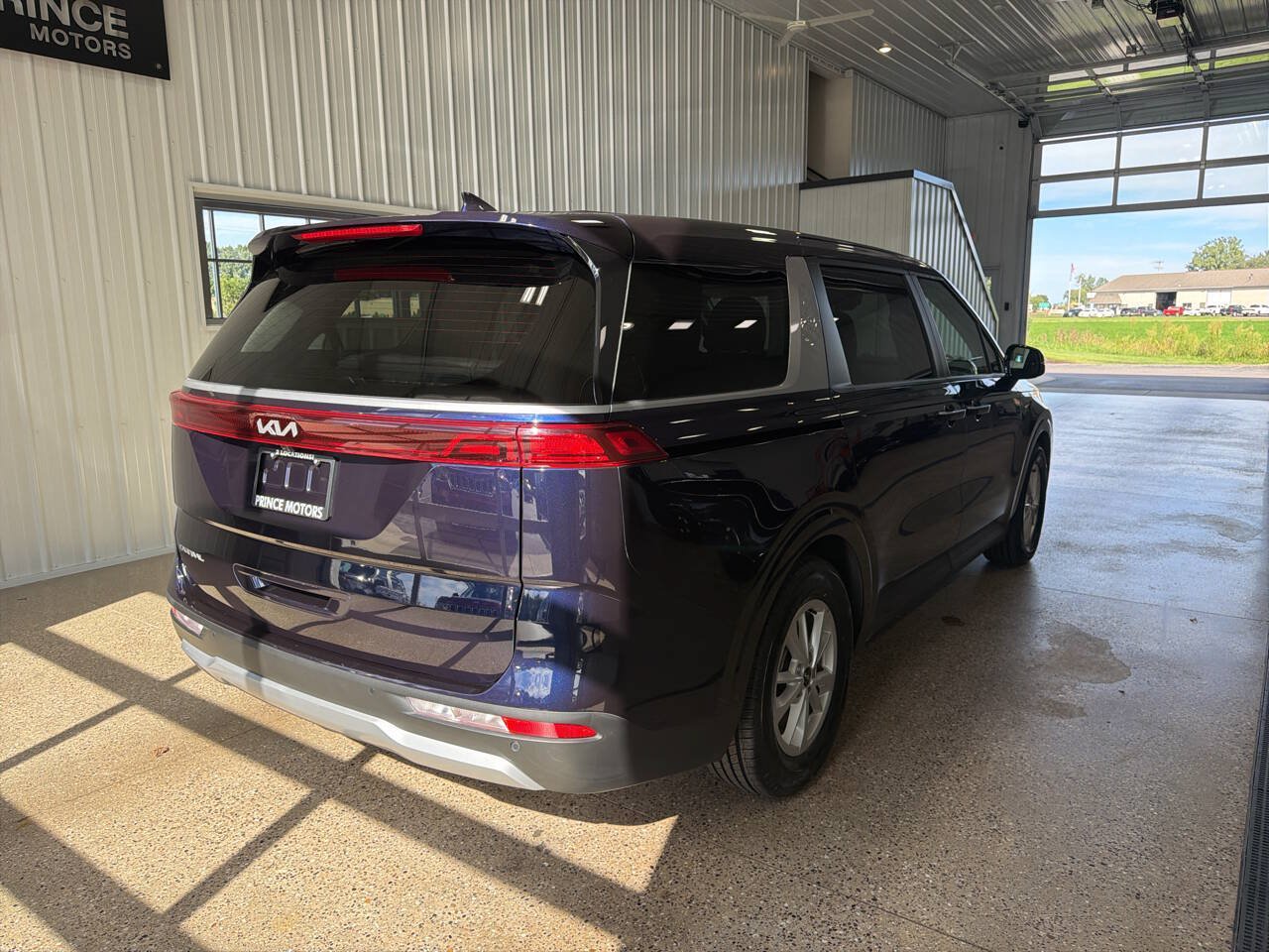 Used 2024 Kia Carnival LX FWD image 5