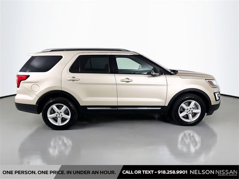 Used 2017 Ford Explorer XLT w/ Equipment Group 202A image 4