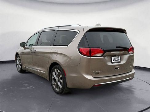 Used 2017 Chrysler Pacifica Limited w/ UConnect Theater Package image 4