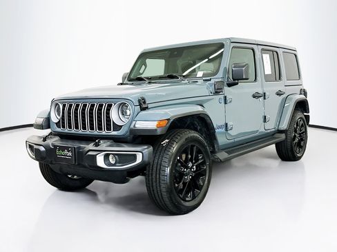 Used 2025 Jeep Wrangler Sahara image 3