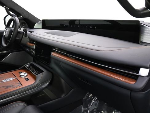 Used 2025 Lincoln Navigator Black Label image 15