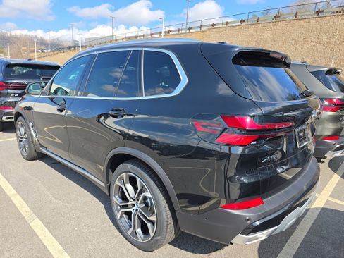 New 2026 BMW X5 xDrive40i w/ Climate Comfort Package image 3