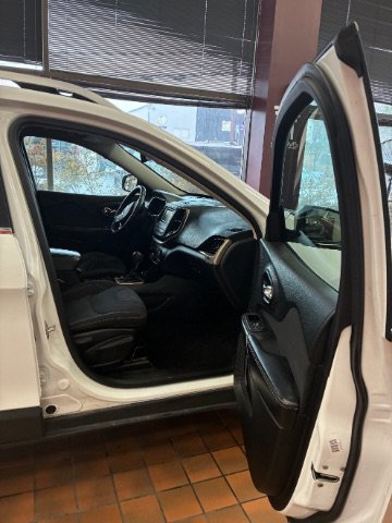 Used 2015 Jeep Cherokee Latitude AWD/4WD image 28