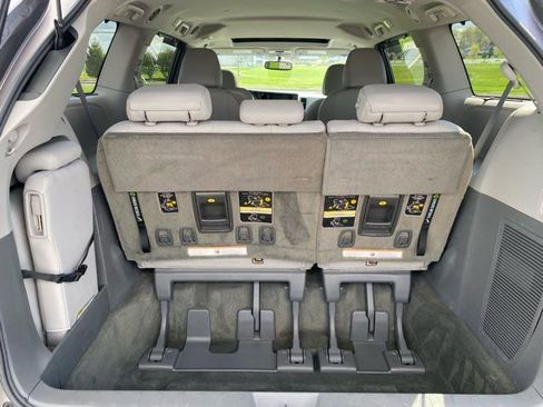Used 2017 Toyota Sienna XLE image 28