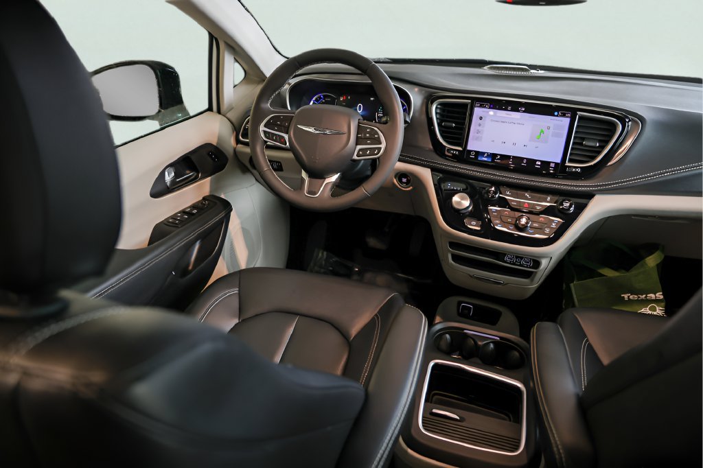 Used 2024 Chrysler Pacifica Limited FWD image 27
