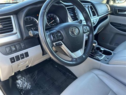 Used 2015 Toyota Highlander Limited image 22