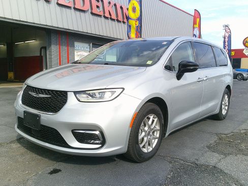 Used 2024 Chrysler Pacifica Touring-L FWD image 9