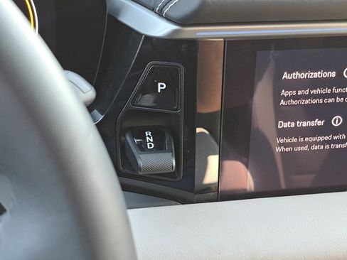 Certified 2025 Porsche Macan Electric image 36