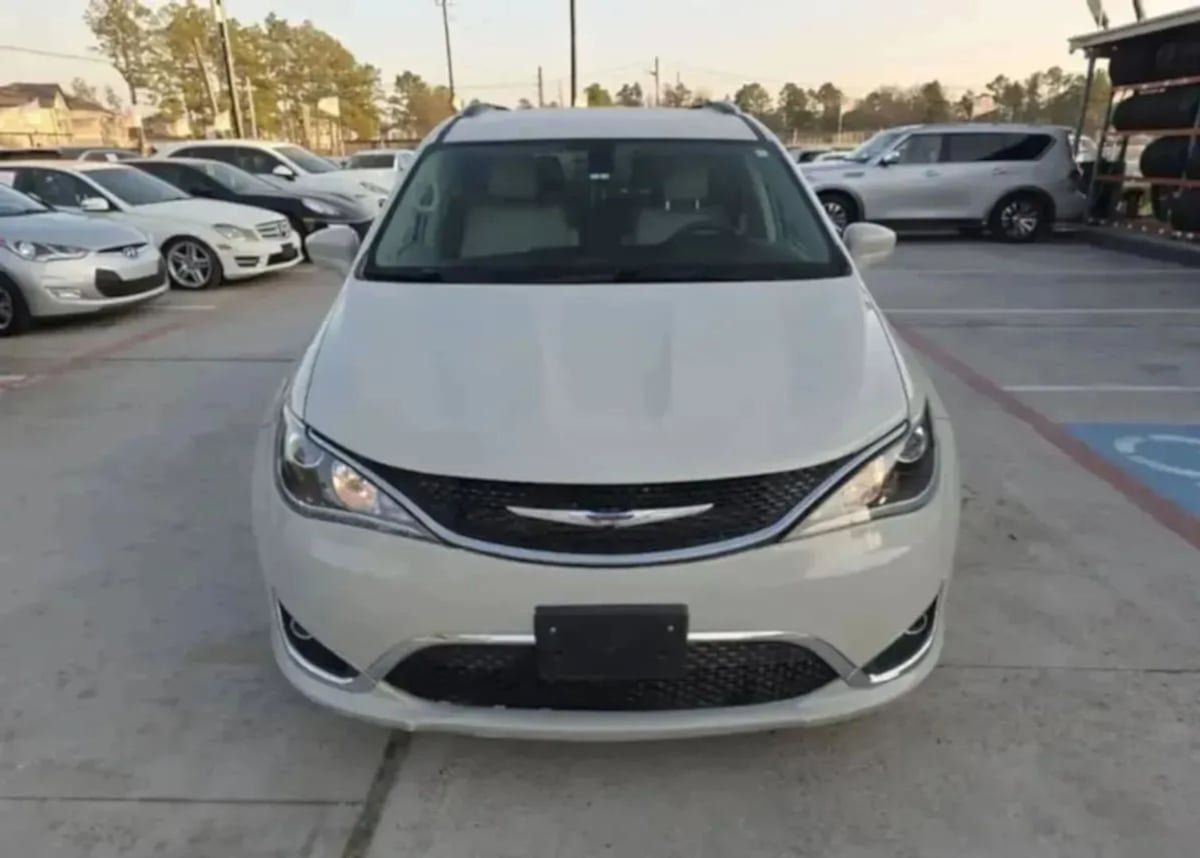 Used 2020 Chrysler Pacifica Touring-L Plus w/ Tire & Wheel Group FWD image 32