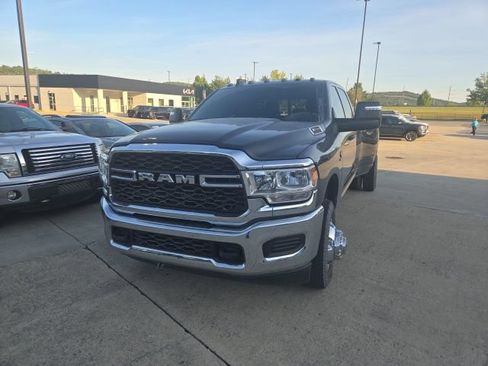 Used 2024 RAM 3500 Tradesman w/ Chrome Appearance Group AWD/4WD image 4