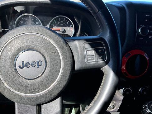 Used 2016 Jeep Wrangler Unlimited Sahara image 17