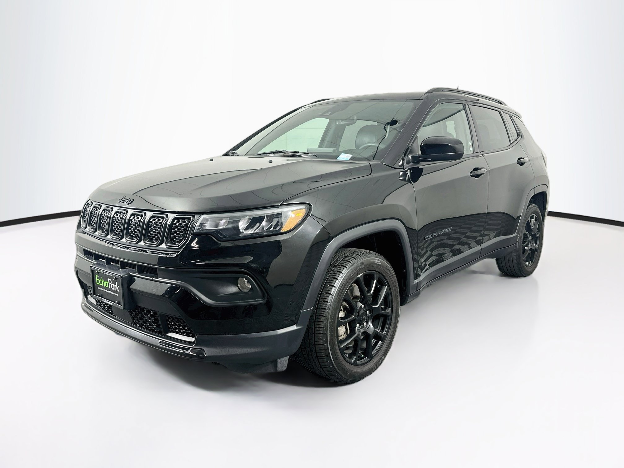 Used 2023 Jeep Compass Latitude w/ Sun and Sound Group AWD/4WD image 3