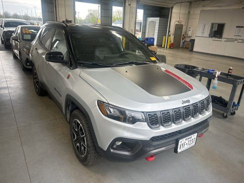 Used 2025 Jeep Compass Trailhawk image 1