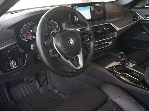 Used 2021 BMW 530i xDrive w/ Premium Package AWD/4WD image 2