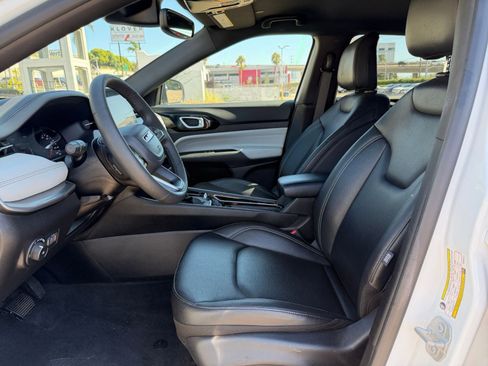 Used 2025 Jeep Compass Limited image 27