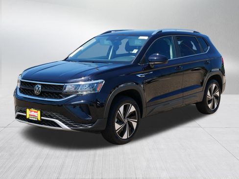 Used 2023 Volkswagen Taos SE w/ Panoramic Sunroof Package AWD/4WD image 3