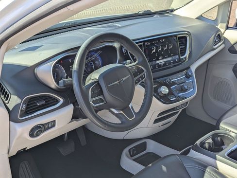 Used 2023 Chrysler Pacifica Touring-L FWD image 12