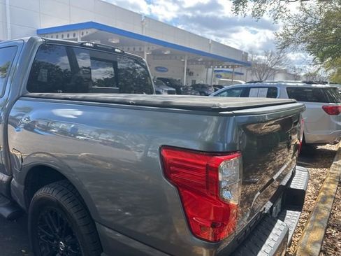 Used 2018 Nissan Titan SV w/ SV Convenience Package image 17