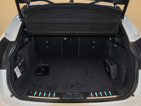 Used 2021 Jaguar F-PACE SVR image 46