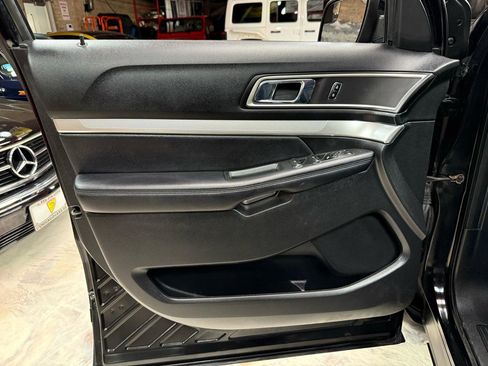 Used 2017 Ford Explorer XLT w/ Equipment Group 201A FWD image 32
