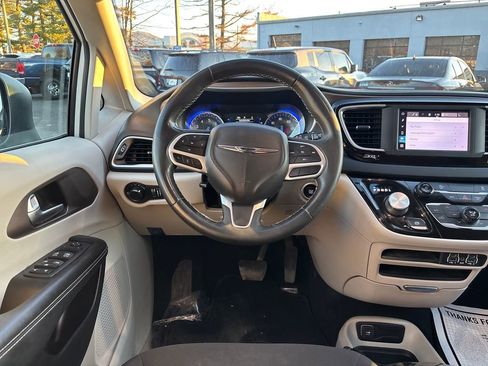 Used 2022 Chrysler Voyager LX image 19