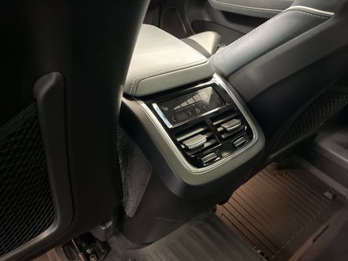 Used 2022 Volvo XC60 B5 R-Design image 28