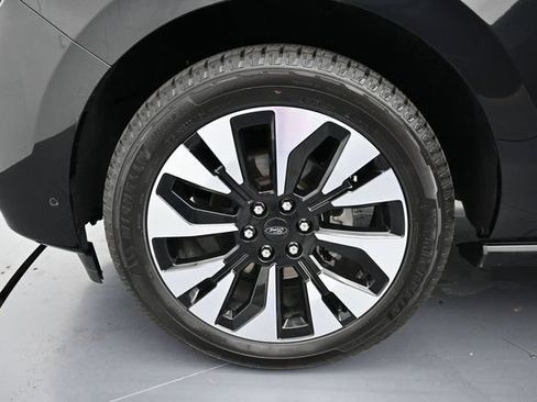 Certified 2025 Ford Expedition Platinum w/ Driver's Package AWD/4WD image 10