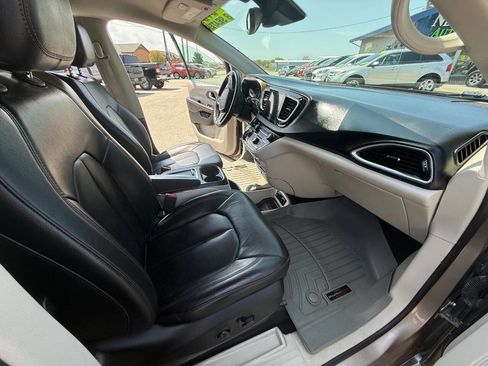 Used 2017 Chrysler Pacifica Touring-L Plus w/ Advanced Safetytec Group FWD image 16