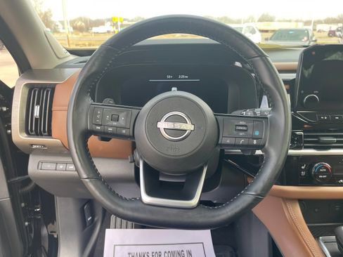 Used 2025 Nissan Pathfinder Platinum image 19