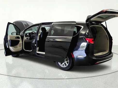 Used 2023 Chrysler Pacifica Touring-L FWD image 10