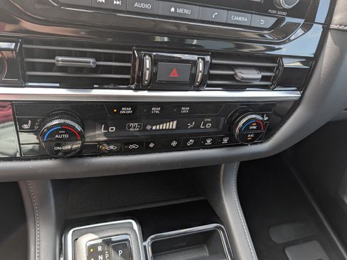 Used 2023 Nissan Pathfinder SV AWD/4WD image 29