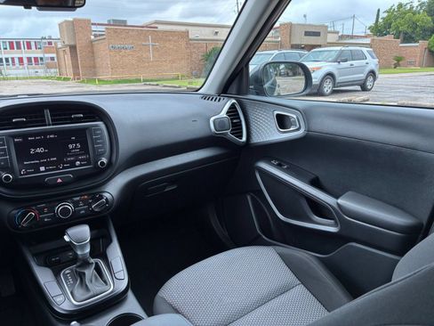 Used 2025 Kia Soul LX w/ LX Technology Package FWD image 28
