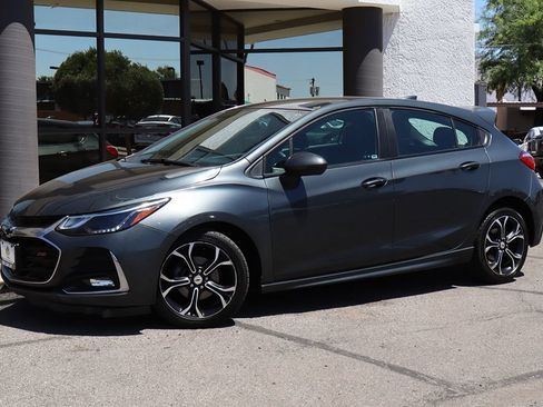 Used 2019 Chevrolet Cruze LT w/ Convenience Package FWD image 3