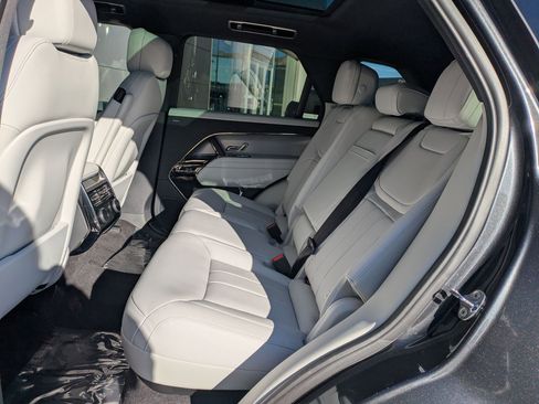 Used 2025 Land Rover Range Rover Sport SE image 27