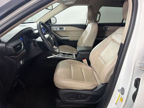Used 2022 Ford Explorer Limited w/ Equipment Group 301A AWD/4WD image 5