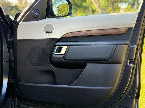 Used 2018 Land Rover Discovery HSE image 25