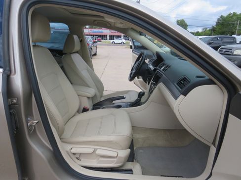 Used 2015 Volkswagen Passat TDI SE image 17