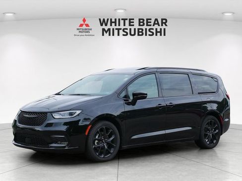 Used 2025 Chrysler Pacifica Limited FWD image 2