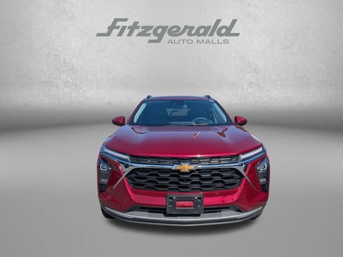 Used 2025 Chevrolet Trax LT FWD image 2