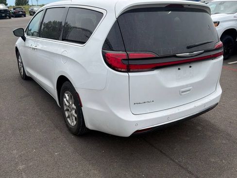 Used 2024 Chrysler Pacifica Touring-L FWD image 4