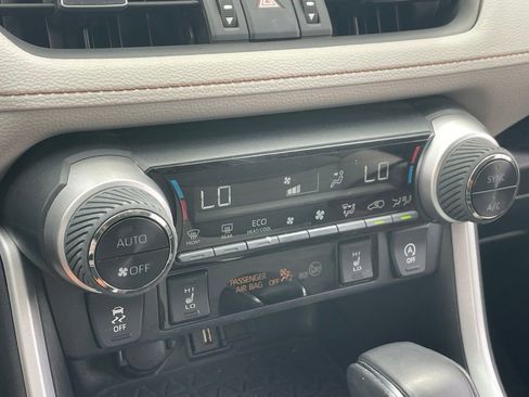 Used 2021 Toyota RAV4 XLE Premium image 10