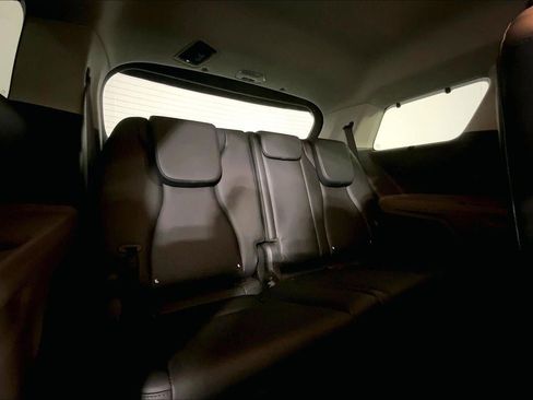 Used 2025 Kia Carnival EX image 24