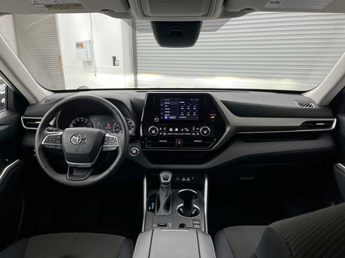 Used 2023 Toyota Highlander LE FWD image 10