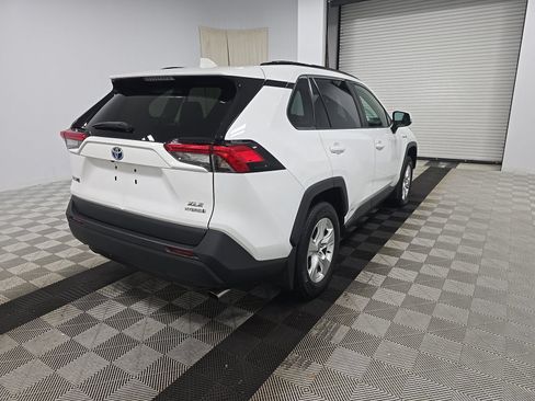 Used 2021 Toyota RAV4 XLE w/ Convenience Package AWD/4WD image 4