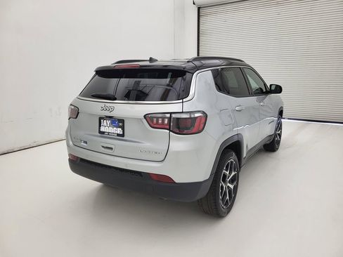 Used 2025 Jeep Compass Limited AWD/4WD image 17
