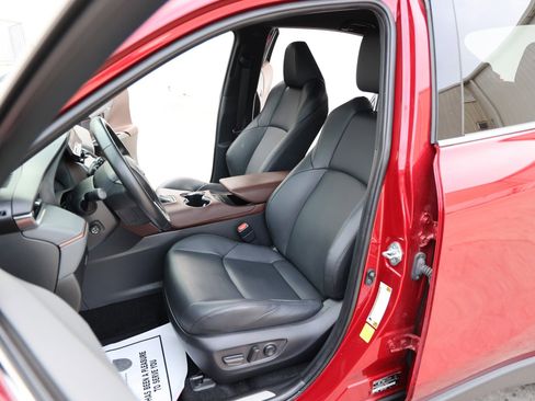 Certified 2024 Toyota Venza XLE image 33