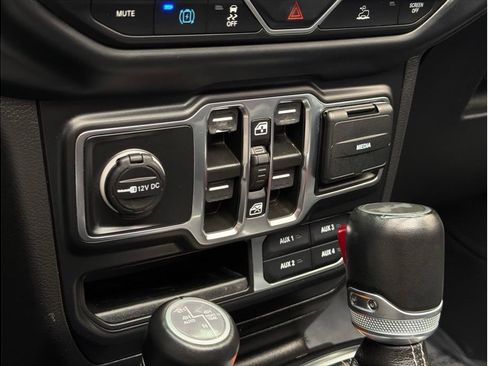 Used 2023 Jeep Wrangler Unlimited Sahara AWD/4WD image 16