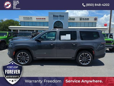 Used 2024 Jeep Wagoneer Series III w/ Premium Group I AWD/4WD image 3