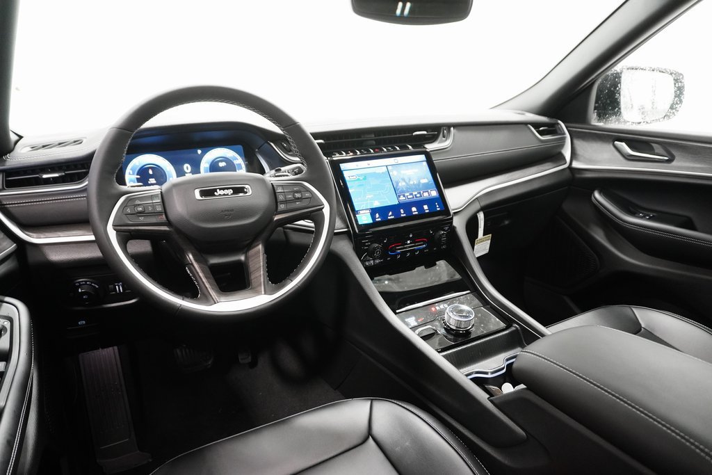 Used 2025 Jeep Grand Cherokee Limited AWD/4WD image 17