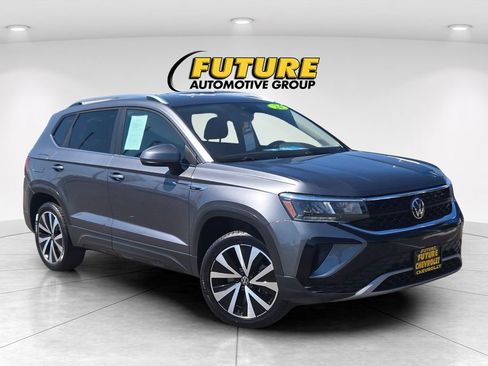 Used 2024 Volkswagen Taos SE FWD image 1